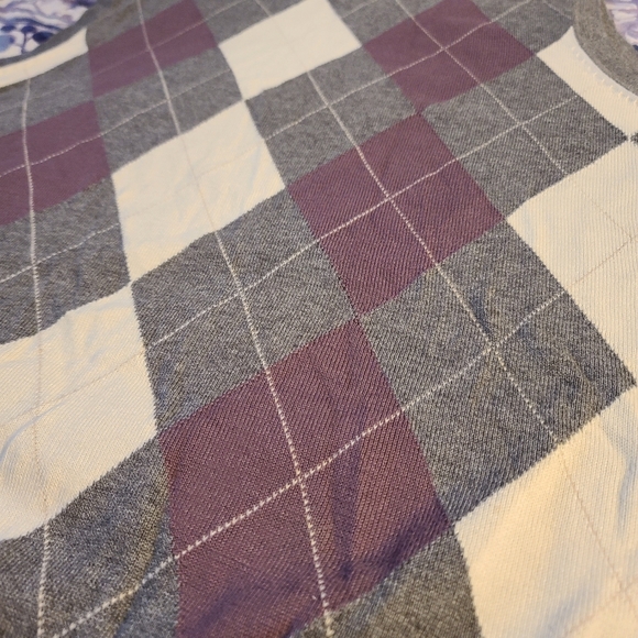 Men's Sweater Vest - Picture 4 of 5